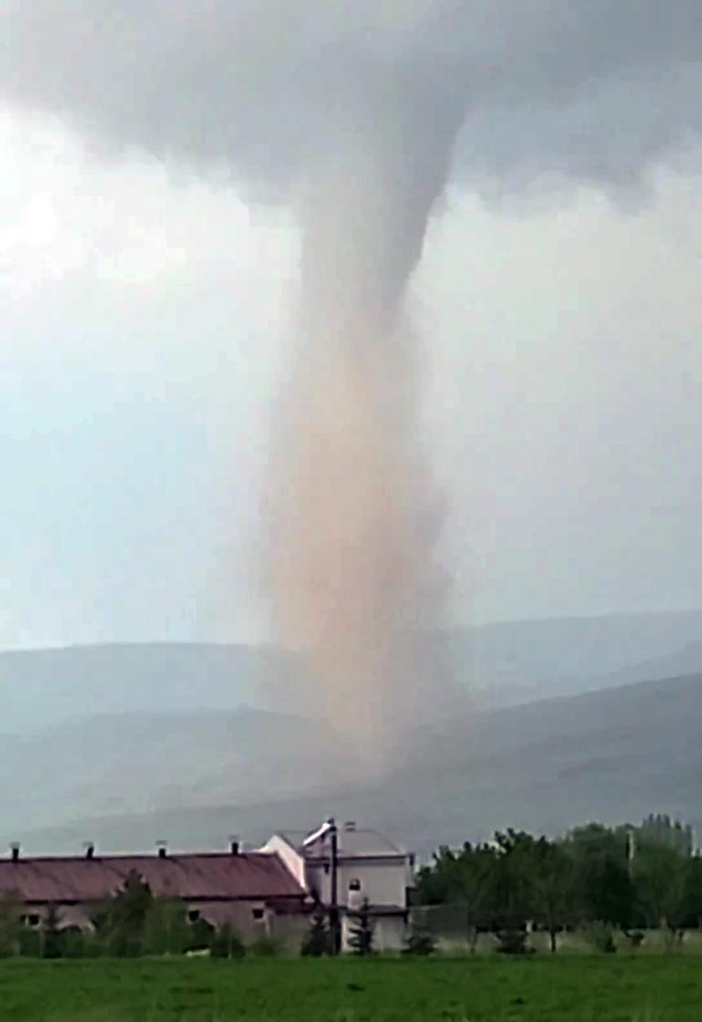 Erzurumda hortum; seralar zarar gördü, çatılar uçtu
