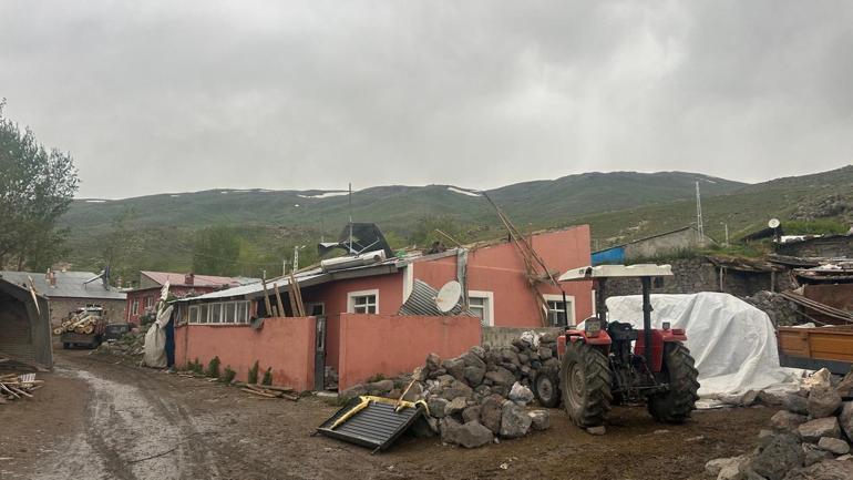 Erzurumda hortum; seralar zarar gördü, çatılar uçtu