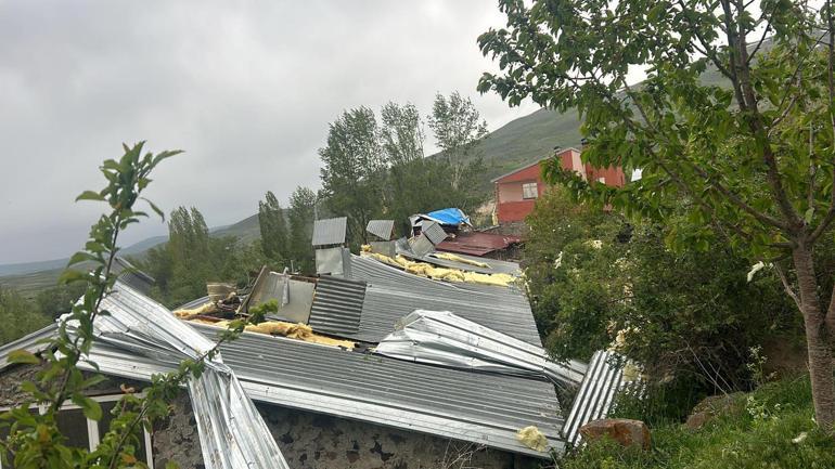 Erzurumda hortum; seralar zarar gördü, çatılar uçtu