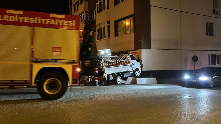 Virajı alamayan kamyonet dükkana çarptı