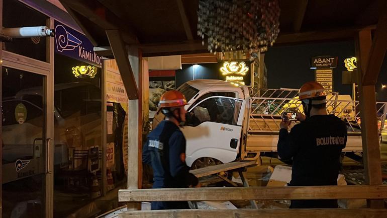 Virajı alamayan kamyonet dükkana çarptı