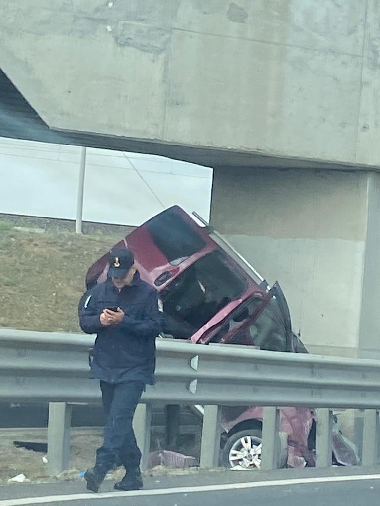 Hafif ticari araç köprü ayağına çarptı: 3 ölü, 2 yaralı