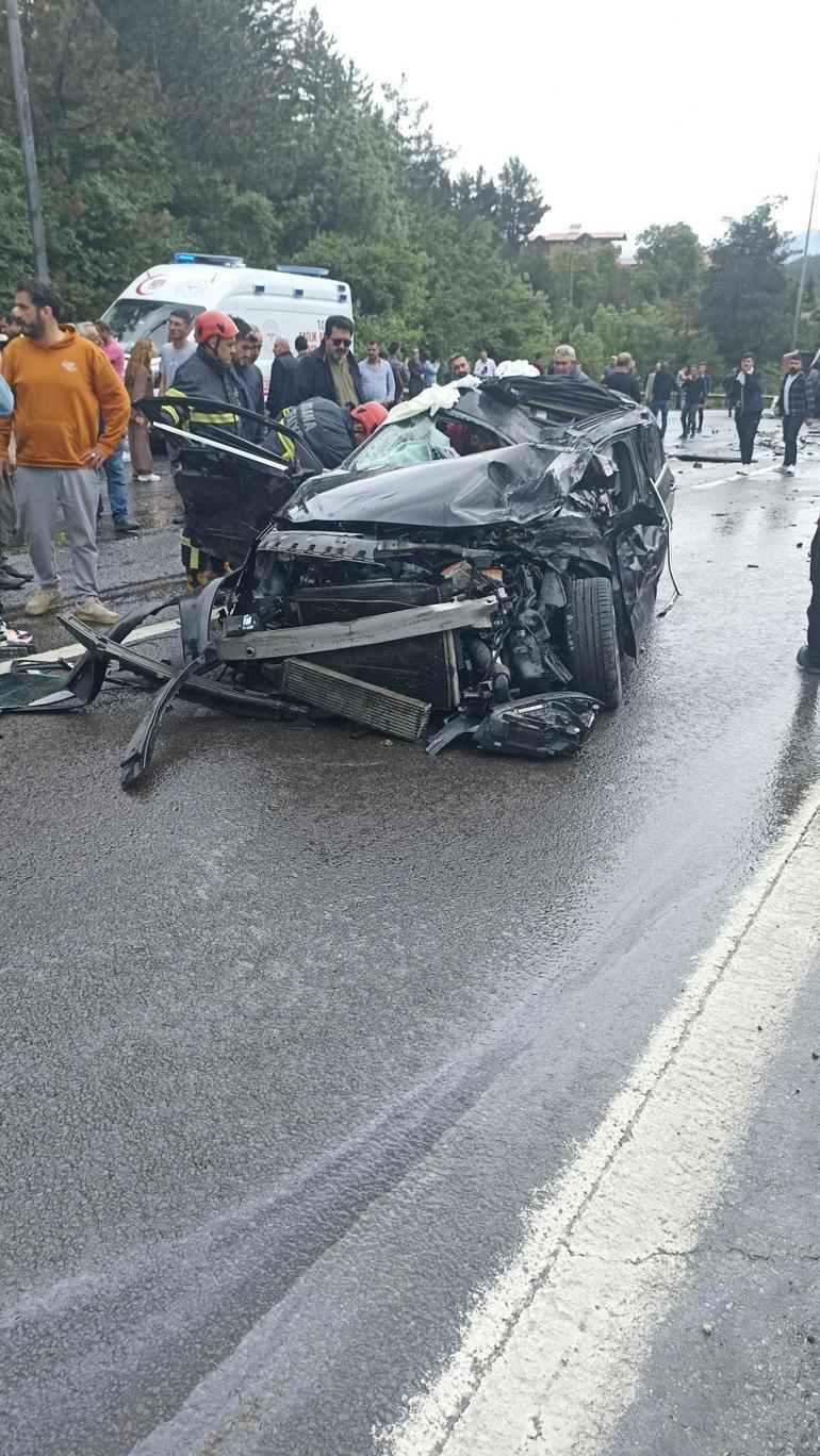 TIRın içinde bulunduğu otomobile çarptığı anı kaydetti; durumu ağır