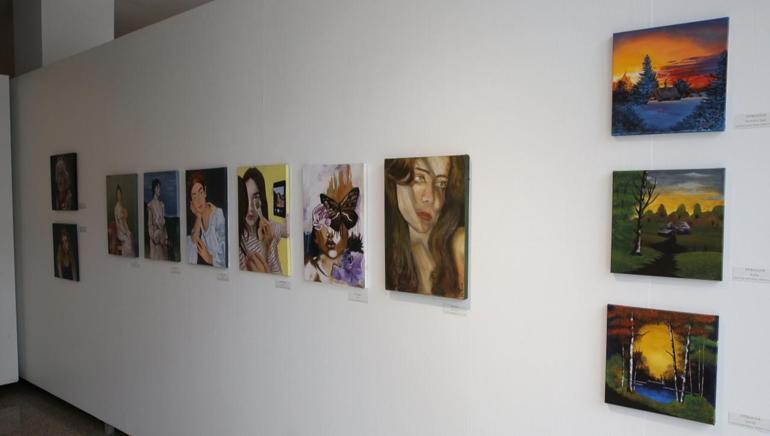 ‘İzler’ sergisi Sefaköy Galeri Küp’te açıldı