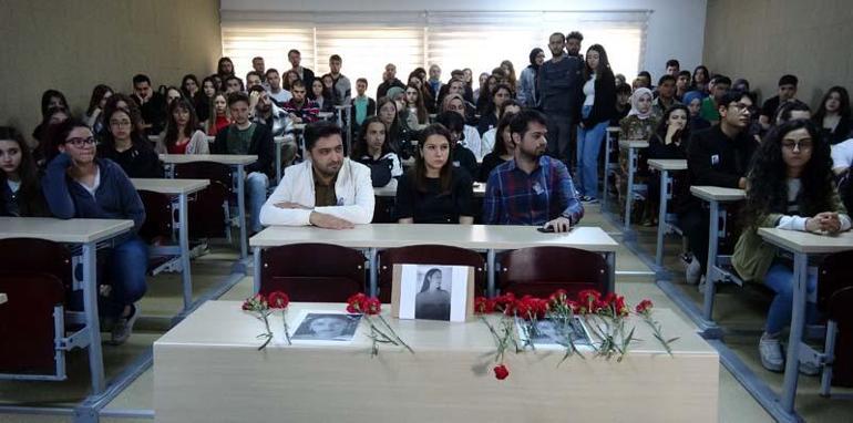 Kazada ölen üniversiteli Elifi, boş kalan sırasında karanfiller ve fotoğraflarıyla andılar