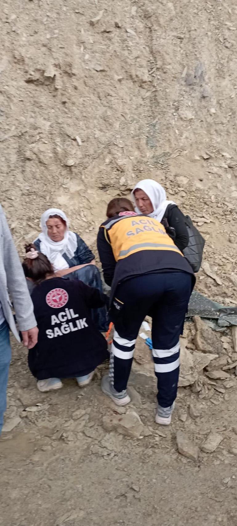 Tankerden sızan yakıt nedeniyle kayan minibüs takla attı: 8 yaralı