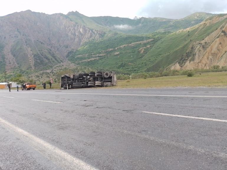 Tankerden sızan yakıt nedeniyle kayan minibüs takla attı: 8 yaralı