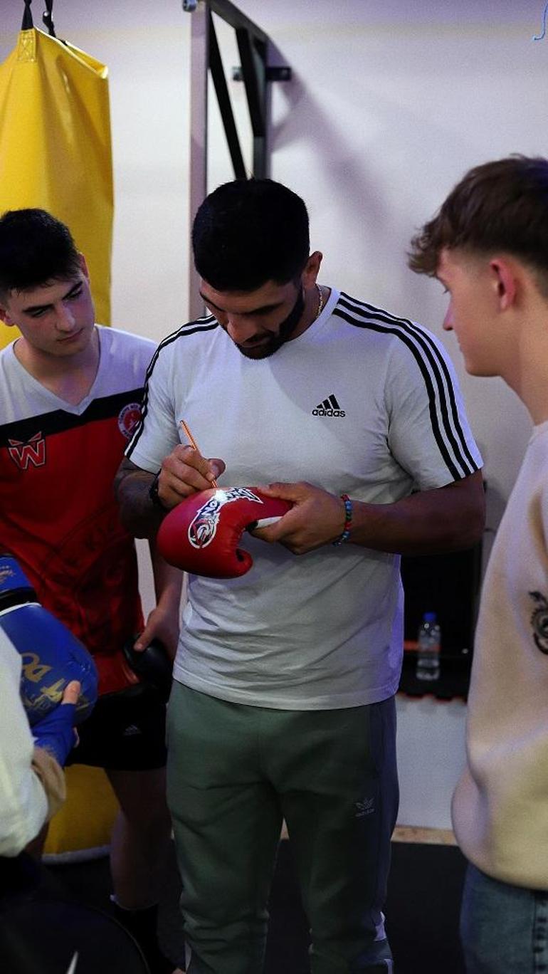 Kick boks dünya şampiyonu Bahram Rajabzadeh, İzniki ziyaret etti