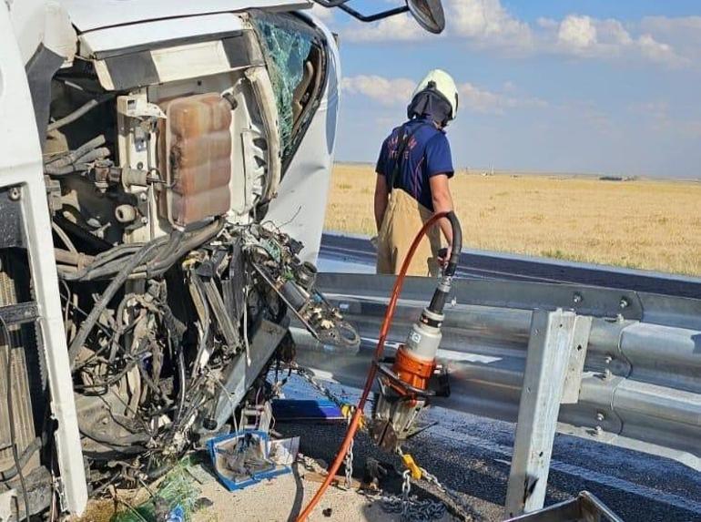 Mardinde devrilen akaryakıt yüklü tankerin şoförü öldü