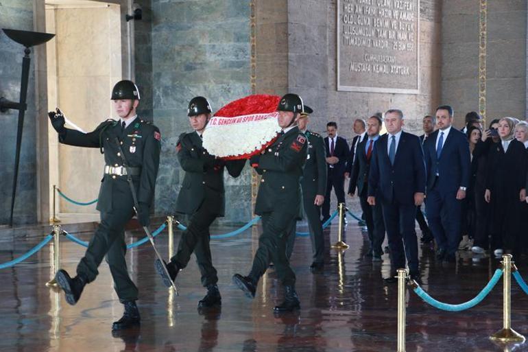 Bakan Bak, öğrenciler ve sporcularla Anıtkabiri ziyaret etti