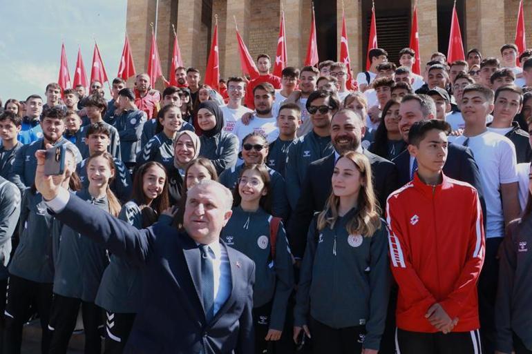 Bakan Bak, öğrenciler ve sporcularla Anıtkabiri ziyaret etti