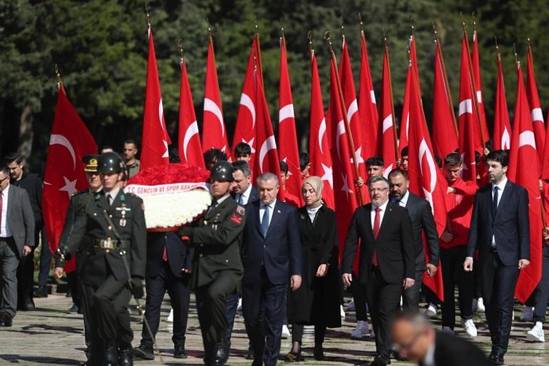 Bakan Bak, öğrenciler ve sporcularla Anıtkabiri ziyaret etti