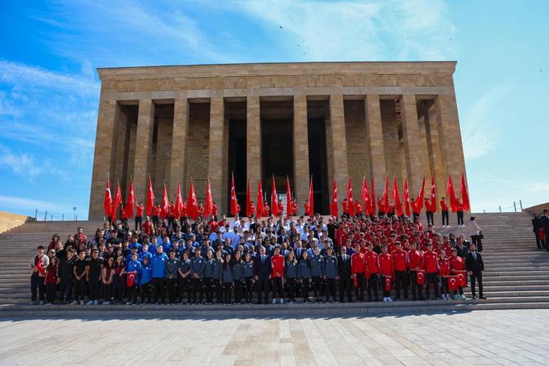 Bakan Bak, öğrenciler ve sporcularla Anıtkabiri ziyaret etti