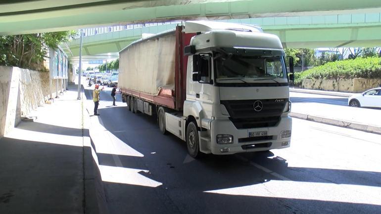 Bakırköyde sabıkalı üst geçitte yine TIR kazası