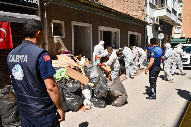 Kötü koktuğu ihbar edilen evden 4,7 ton çöp çıktı