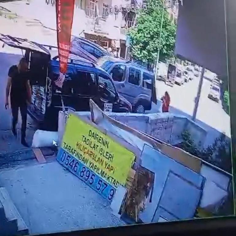 Otomobille çarpışan hafif ticari aracın açılan bagaj kapağı kadına çarptı; o anlar kamerada