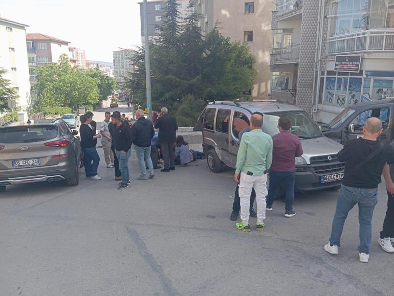 Otomobille çarpışan hafif ticari aracın açılan bagaj kapağı kadına çarptı; o anlar kamerada