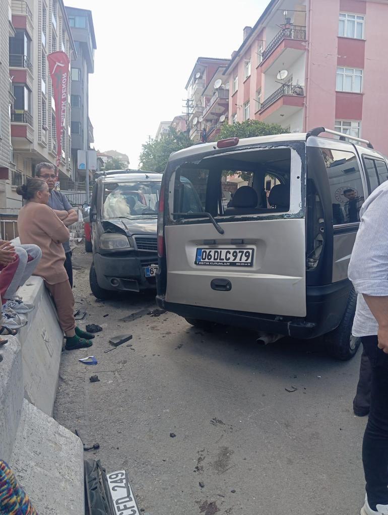 Otomobille çarpışan hafif ticari aracın açılan bagaj kapağı kadına çarptı; o anlar kamerada