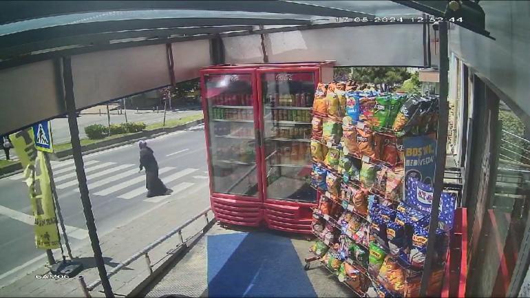 Büyükçekmecede yolun karşısına geçmeye çalışırken motosiklet çarptı, metrelerce savruldu