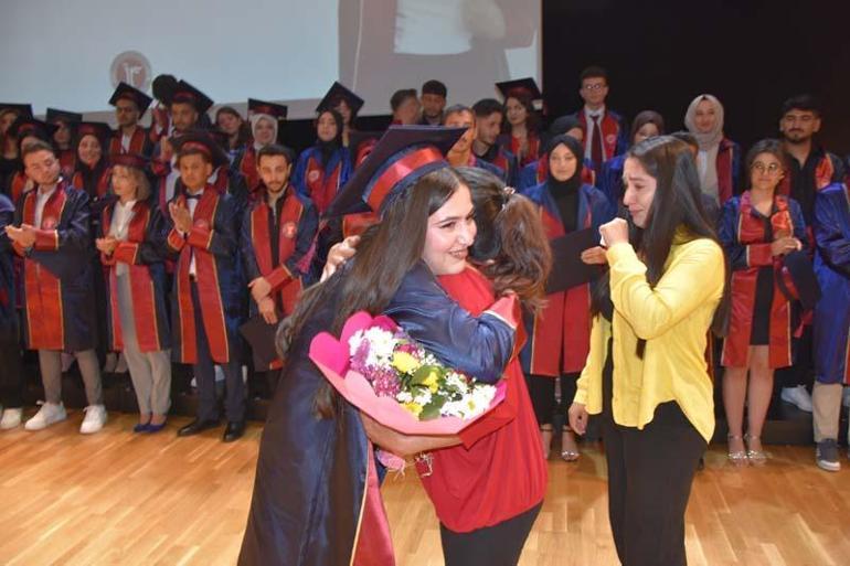 Fakülte birincisi depremzede Seyranı mezuniyetinde duygulandıran sürpriz