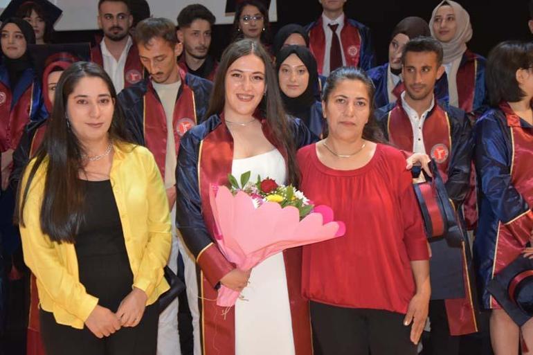 Fakülte birincisi depremzede Seyranı mezuniyetinde duygulandıran sürpriz