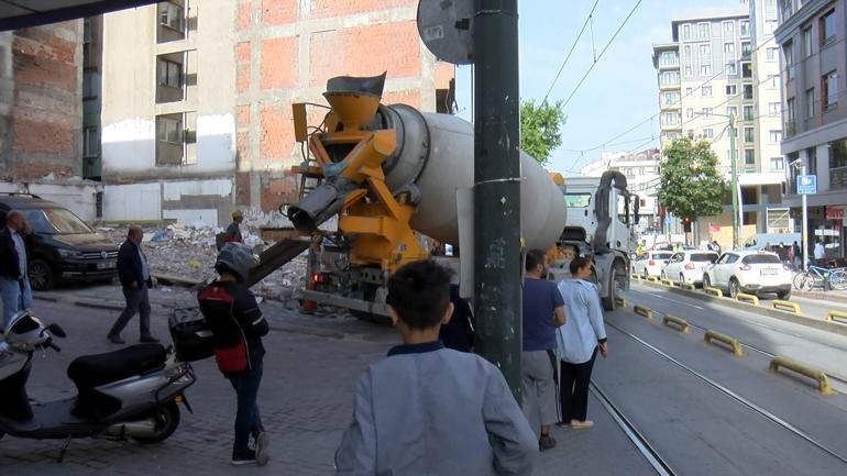 Zeytinburnunda beton mikseriyle tramvay çarpıştı