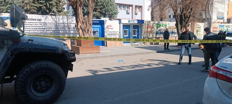 Diyarbakırda 1 kişinin öldüğü, yoldan geçen 2 kişinin yaralandığı silahlı saldırıya 8 gözaltı