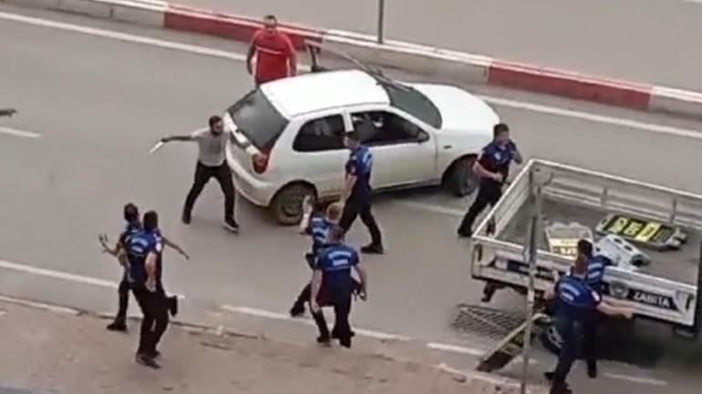 Adanada zabıtaya bıçakla saldırı kamerada