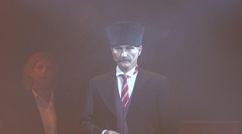 Bakan Tekin Orijinal Atatürk Portresi Sergisinin açılışına katılıp, Cumhuriyete Doğru isimli tiyatro oyununu izledi