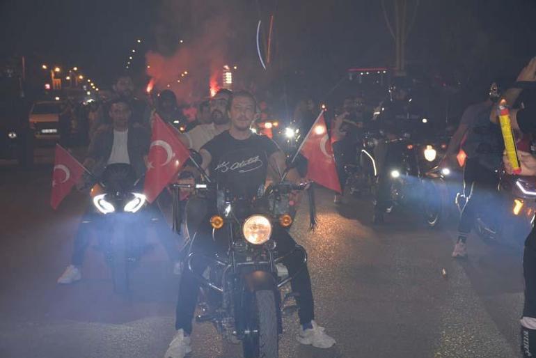 Silopide 300 metrelik Türk bayrağı ile fener alaylı gençlik yürüyüşü