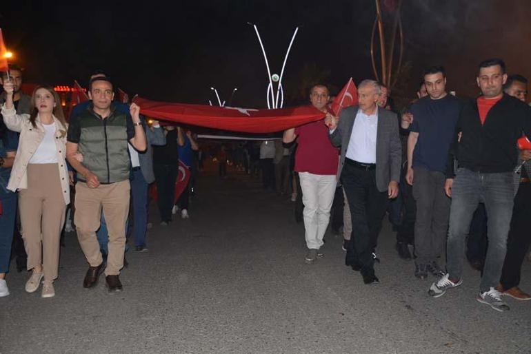 Silopide 300 metrelik Türk bayrağı ile fener alaylı gençlik yürüyüşü