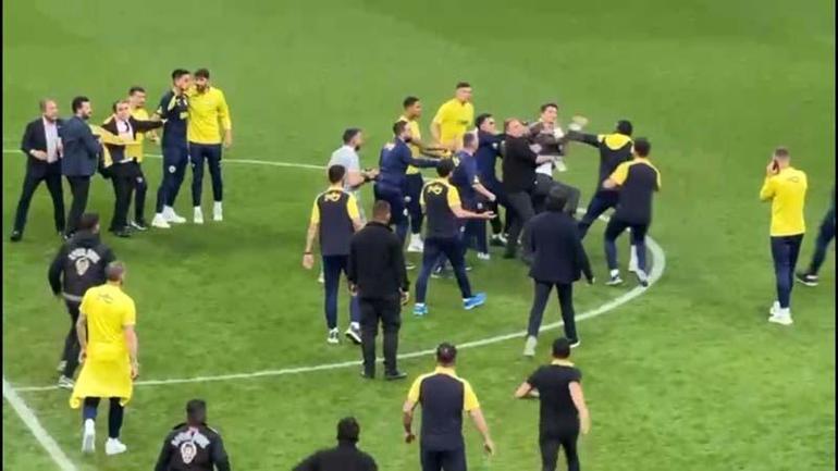 Fenerbahçeli futbolcular Galatasarayın sahasının ortasında bayrak açtı