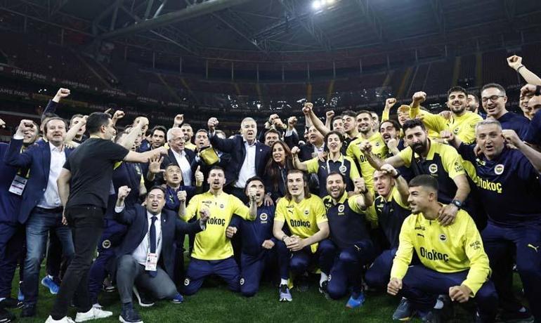 Fenerbahçeli futbolcular Galatasarayın sahasının ortasında bayrak açtı