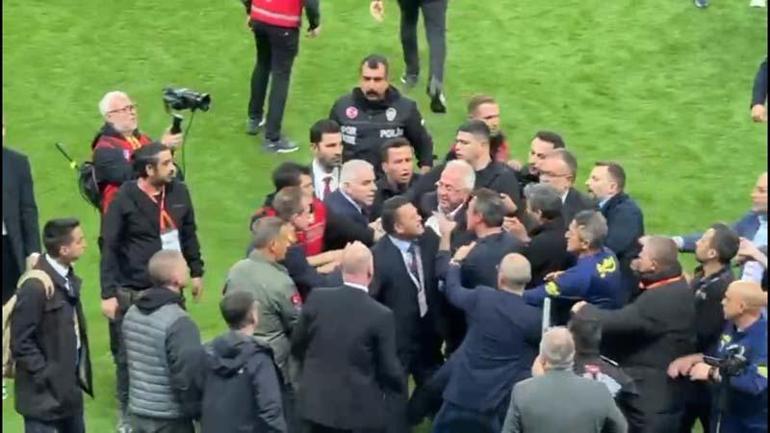 Fenerbahçeli futbolcular Galatasarayın sahasının ortasında bayrak açtı