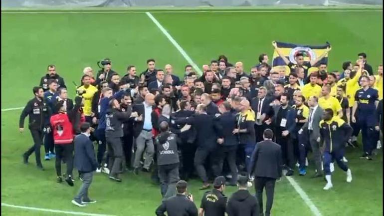 Fenerbahçeli futbolcular Galatasarayın sahasının ortasında bayrak açtı