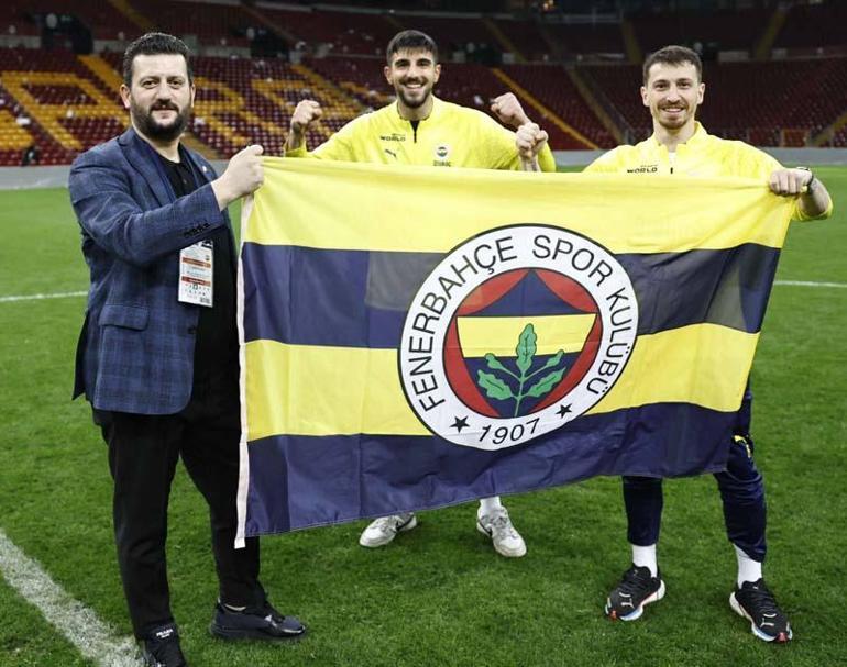 Fenerbahçeli futbolcular Galatasarayın sahasının ortasında bayrak açtı