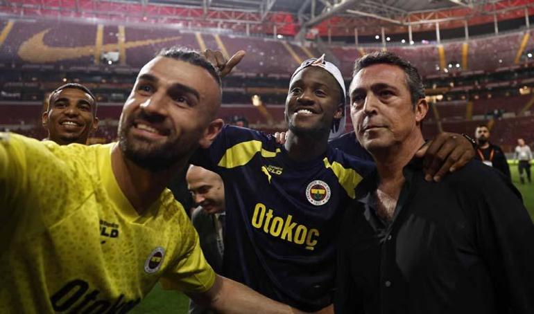 Fenerbahçeli futbolcular Galatasarayın sahasının ortasında bayrak açtı