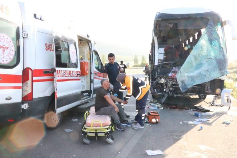 Afyonkarahisar’da yolcu otobüsüyle kamyonet çarpıştı: 16 yaralı