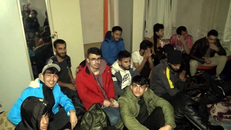 Avcılarda kaçak göçmen operasyonu; yakalansalar da kuruyemiş yemeye devam ettiler