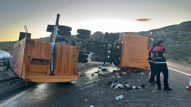 Sivasta kamyon bariyerlere çarpıp devrildi: 1 ölü, 2 yaralı