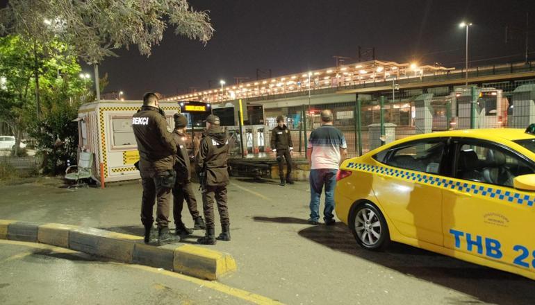 Kadıköyde Baharın firari cinayet şüphelisi polisle yaşadığı arbede sırasında kendi silahı ile vurularak öldü; polis memuru yaralandı