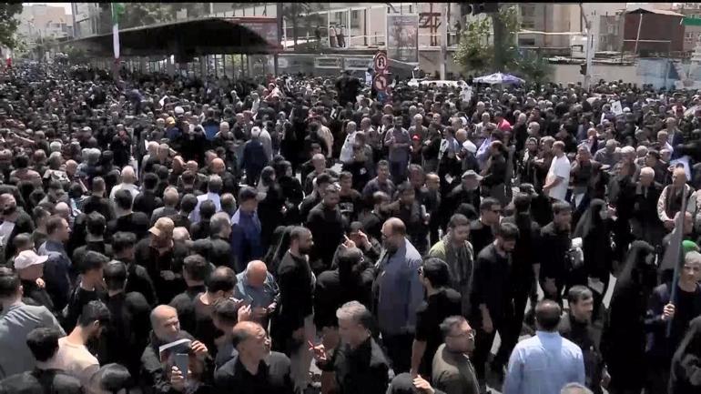 Reisi’nin Tahran’daki cenaze töreninde yoğun kalabalık