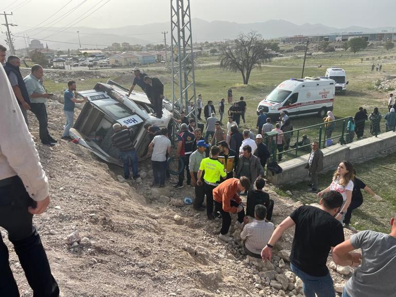 Kütahyada yolcu minibüsü şarampole devrildi: 13 yaralı