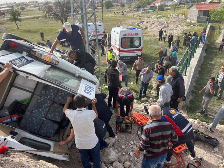 Kütahyada yolcu minibüsü şarampole devrildi: 13 yaralı