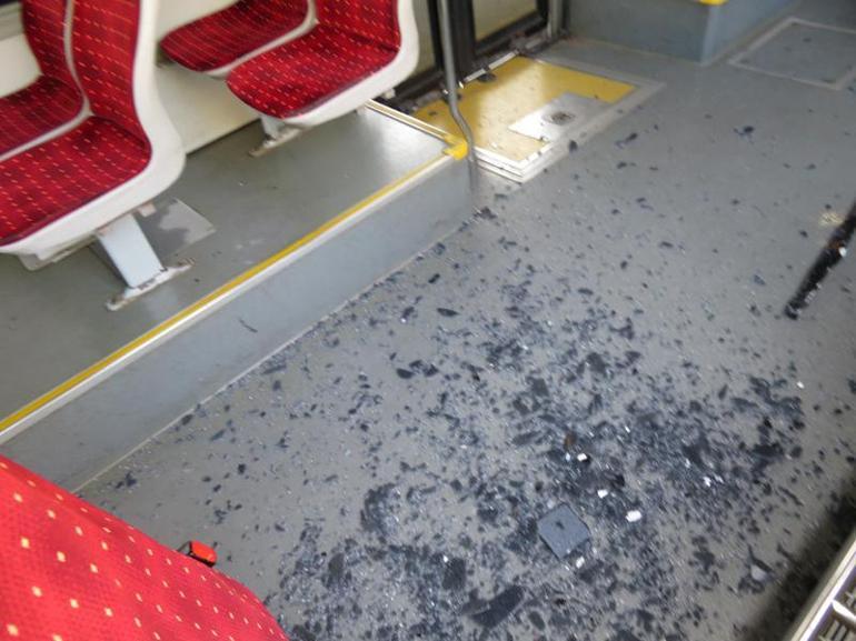 Ataşehirde otobüsün camından direk girdi; yolcular ölümden döndü