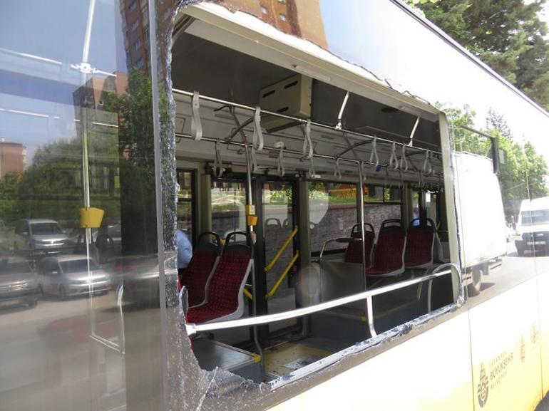 Ataşehirde otobüsün camından direk girdi; yolcular ölümden döndü