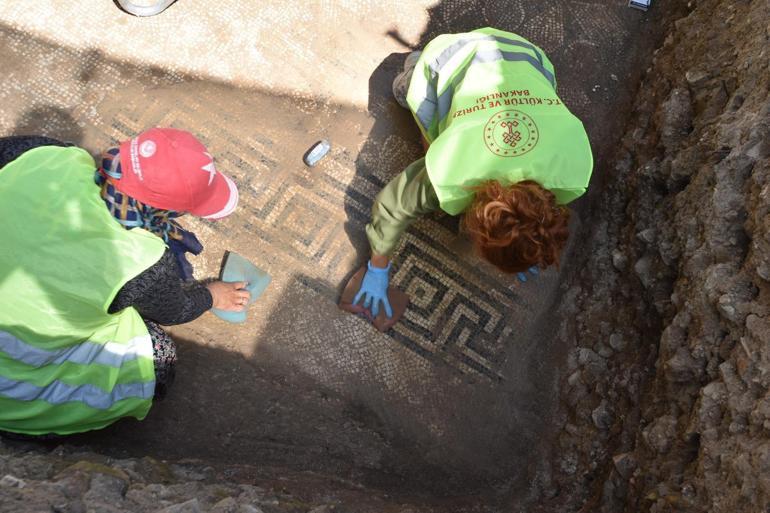 Side Antik Kentinde mozaik zemin keşfedildi