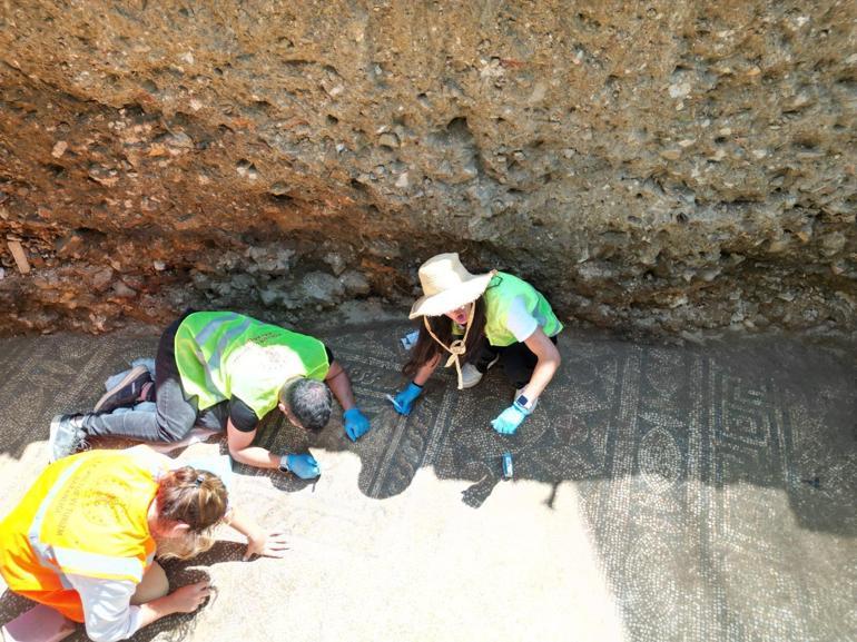 Side Antik Kentinde mozaik zemin keşfedildi
