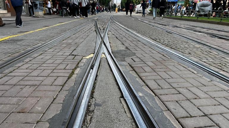 Vatman ıslanmasın diye şemsiye tuttu; o anlar kamerada