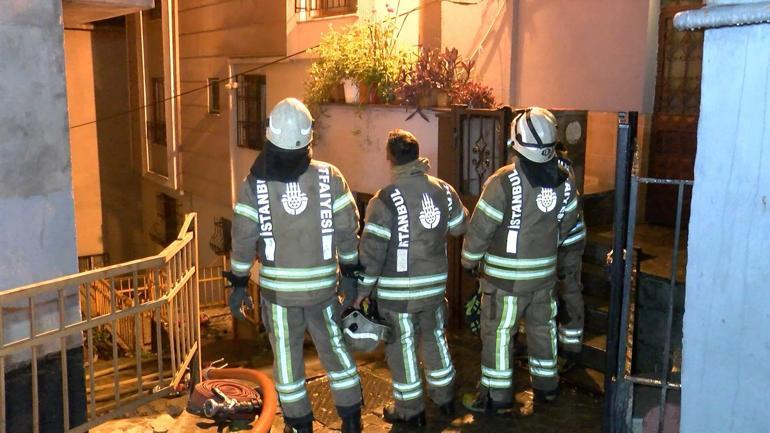 Kağıthanede 4 katlı binanın 3üncü katındaki daire alev alev yandı: 3 kişi dumandan etkilendi